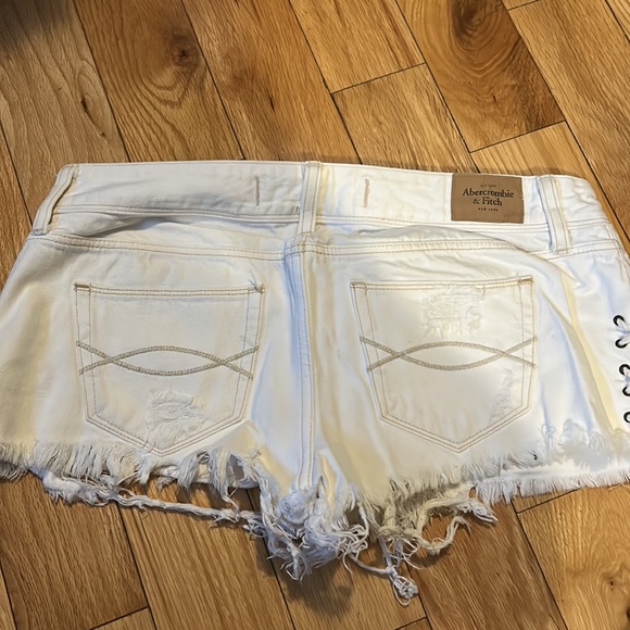 Abercrombie & Fitch white shorts - Picture 2 of 3